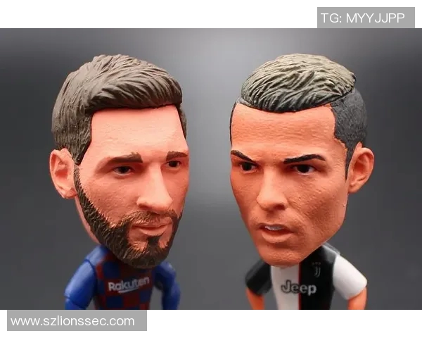 球星车内足球摆件助力驾驶乐趣提升，展现个人魅力与运动热情