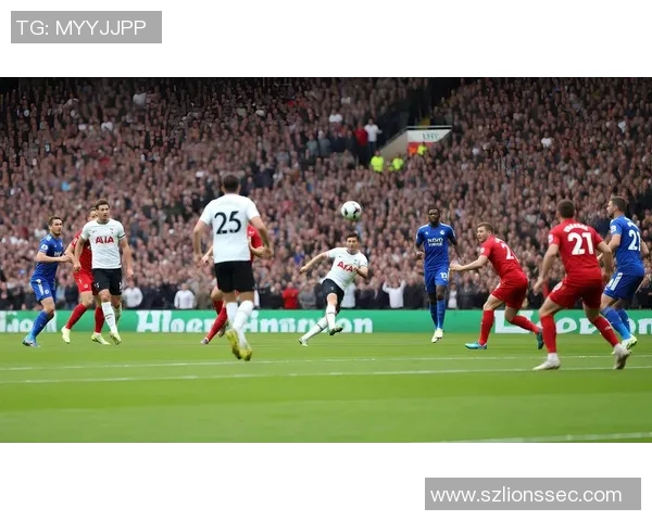 以球星重心视角解密绿茵场上的力量平衡与速度奥秘 以球星重心视角解密绿茵场上的力量平衡与速度奥秘